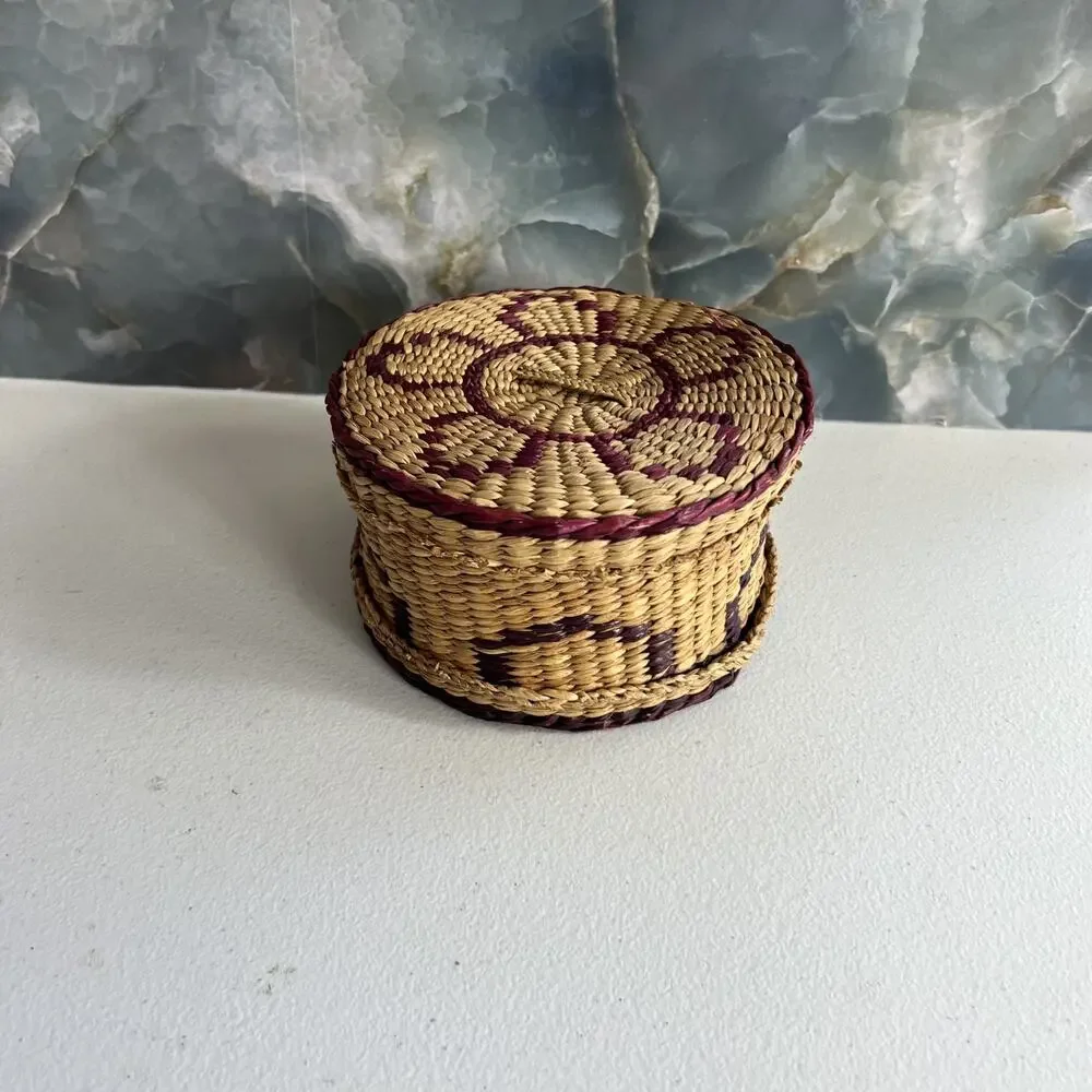 Woven Wicker Basket With Lid Round Trinket Basket Floral Design Jewelry Holder
